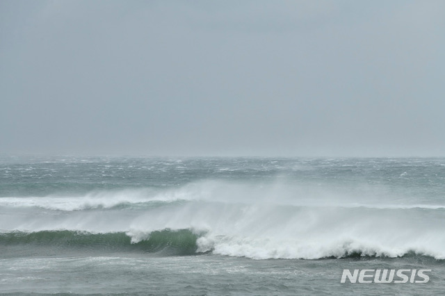 [서울=뉴시스] 제8호 태풍 바비가 북상하고 있는 26일 제주도 한림읍 협재해수욕장에 파도가 몰아치고 있다. (사진=박정근 사진작가 제공) 2020.08.26.&nbsp; photo@newsis.com
