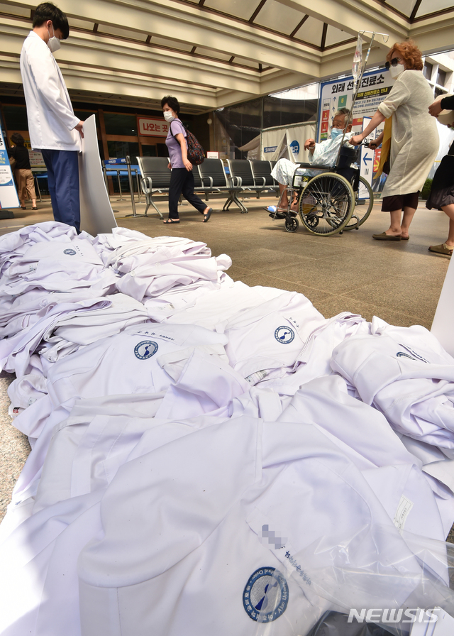 [수원=뉴시스] 김종택기자 = 전국의사 2차 총파업 첫날인 26일 경기 수원시 아주대학교 병원에서 전공의들이 가운을 벗고 침묵시위를 하고 있다. 정부는 이날 의대 정원 확대 정책 등에 반발하며 무기한 집단 휴진에 나선 수도권 전공의와 전임의들에게 업무개시 명령을 발동했다. 2020.08.26. jtk@newsis.com