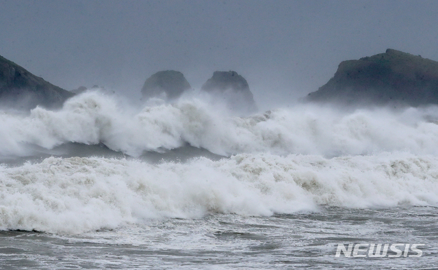 [제주=뉴시스]우장호 기자 = 제8호 태풍 '바비(BAVI)'가 우리나라를 향해 북상 중인 26일 오후 제주시 한경면 고산리 차귀도 인근 앞바다에 커다란 파도가 일고 있다. 2020.08.26.&nbsp; woo1223@newsis.com