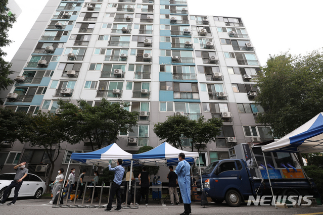 [서울=뉴시스] 조수정 기자 = 26일 오후 코로나19 집단감염이 발생한 서울 구로구 한 아파트에서 보건소 직원들이 이동형 선별진료소를 설치하고 선별진료, 방역 등을 하고 있다. 2020.08.26.&nbsp; chocrystal@newsis.com