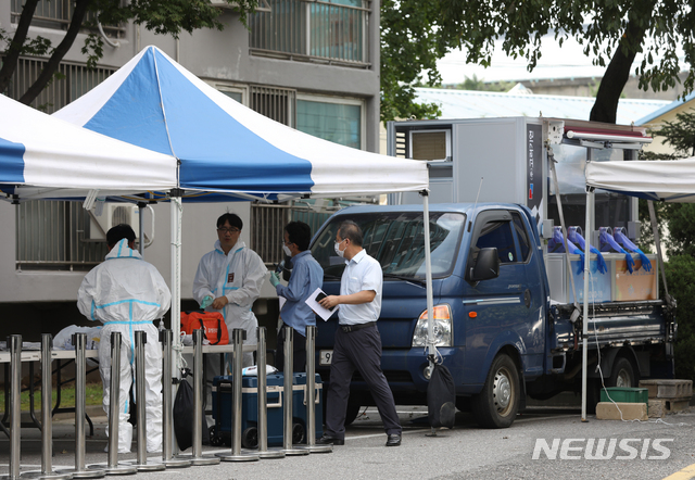 [서울=뉴시스] 조수정 기자 = 26일 오후 코로나19 집단감염이 발생한 서울 구로구 한 아파트에서 보건소 직원들이 이동형 선별진료소를 설치하고 선별진료, 방역 등을 하고 있다. 2020.08.26.  chocrystal@newsis.com