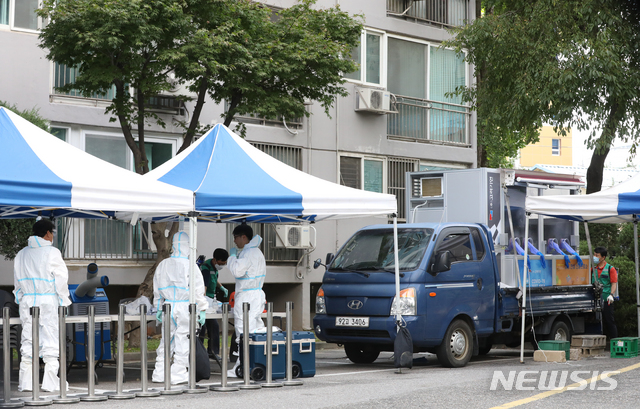 [서울=뉴시스] 조수정 기자 = 지난 26일 오후 코로나19 집단감염이 발생한 서울 구로구 한 아파트에서 보건소 직원들이 이동형 선별진료소를 설치하고 선별진료, 방역 등을 하고 있다. 2020.08.26.  chocrystal@newsis.com