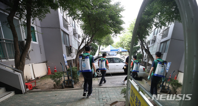 [서울=뉴시스] 조수정 기자 = 26일 오후 코로나19 집단감염이 발생한 서울 구로구 한 아파트에서 보건소 직원들이 방역을 하고 있다. 사진은 기사와 무관. 2020.08.26.  chocrystal@newsis.com