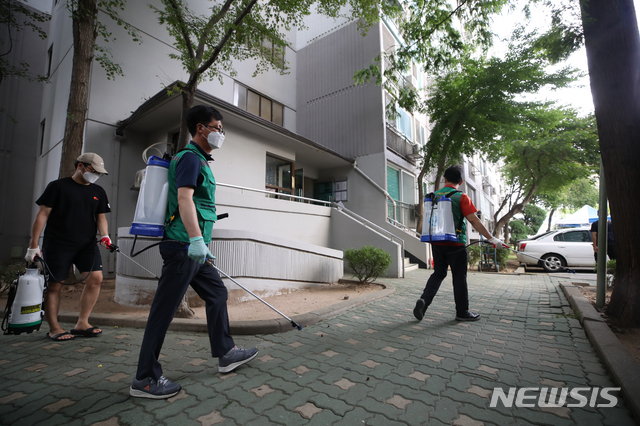 [서울=뉴시스] 조수정 기자 = 26일 오후 코로나19 집단감염이 발생한 서울 구로구 한 아파트에서 보건소 직원들이 방역을 하고 있다. 2020.08.26.  chocrystal@newsis.com