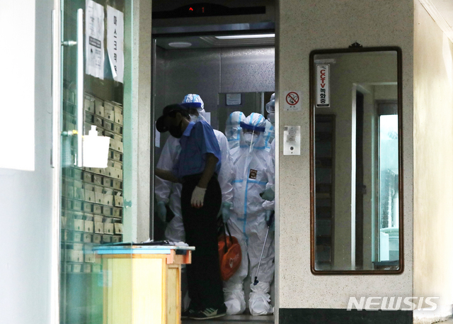 [서울=뉴시스] 조수정 기자 = 26일 오후 코로나19 집단감염이 발생한 서울 구로구 한 아파트에서 보건소 직원 등이 방역과 역학조사를 위해 아파트로 들어가고 있다. 2020.08.26.&nbsp; chocrystal@newsis.com