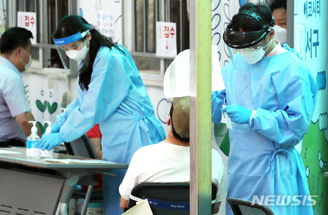 [인천=뉴시스] 이종철 기자 = 인천지역에 신종 코로나바이러스 감염증(코로나19) 확진자가 속출한 26일 오후 인천시 서구 서구보건소 선별진료소에서 시민이 검체 검사를 받고 있다. 2020.08.26.&nbsp; jc4321@newsis.com