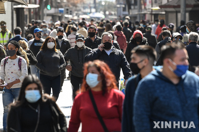 [ 산티아고(칠레)= 신화/뉴시스] 칠레 산티아고 시민들이 도심 거리를 마스크를 쓴 채 걸어가고 있다. 칠레의 코로나19 확진자수는 지난 달 25일 40만명을 돌파했으며 31일에는 41만1726명 이 되었다 