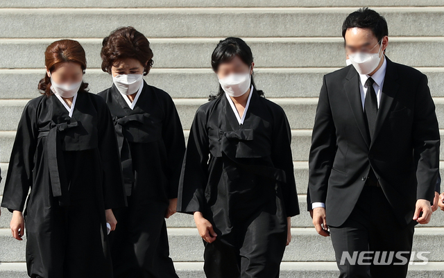 [서울=뉴시스] 이윤청 기자 = 고(故) 박원순 서울시장의 부인 강난희 여사를 비롯한 유가족이 26일 서울 종로구 조계사에서 열린 박 전 시장 49재 온라인 추모식에 참석하고 있다. 2020.08.26. radiohead@newsis.com