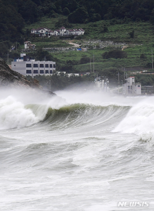 [서울=뉴시스] 차용현 기자 = 제8호 태풍 '바비(BAVI)'가 북상 중인 지난 26일 오후 경남 남해군 미조면 송정마을 인근 해변에 높은 파도가 몰아치고 있다. 2020.08.26. con@newsis.com