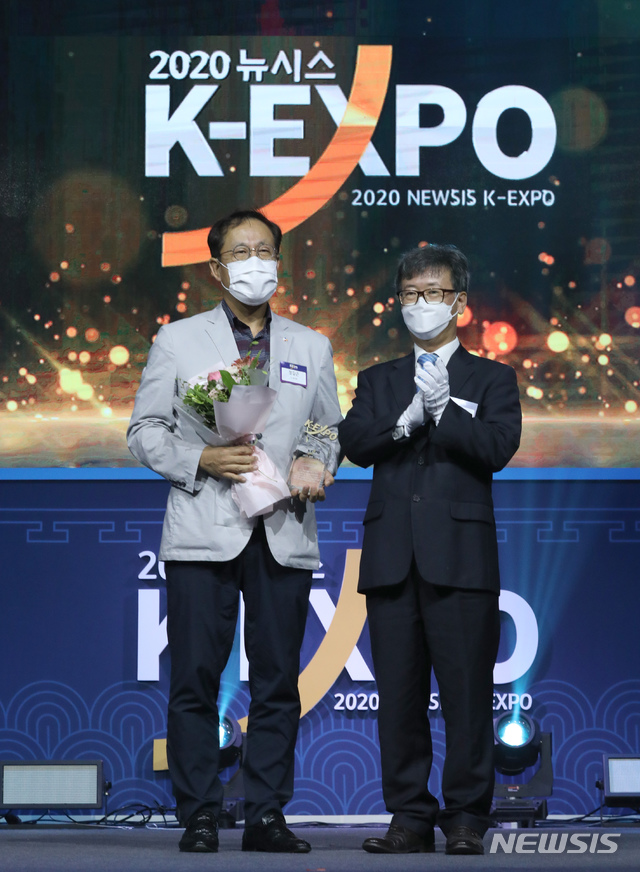 [서울=뉴시스]박진희 기자 = 국내 최대 민영뉴스통신사 뉴시스 주최로 '2020 뉴시스 K-EXPO'가 열린 26일 오후 서울 중구 신라호텔에서 김형기(오른쪽) 뉴시스 대표이사가 정길근 CJ제일제당(주) 부사장에 한류기업대상 식품부문 뉴시스 사장상을 수여한 후 기념촬영을 하고 있다. 2020.08.26. pak7130@newsis.com