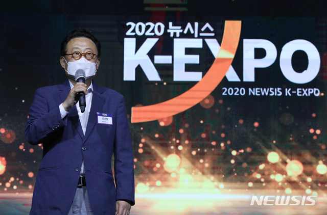 [서울=뉴시스]박진희 기자 = 국내 최대 민영뉴스통신사 뉴시스 주최로 '2020 뉴시스 K-EXPO'가 열린 26일 오후 서울 중구 신라호텔에서 류준형 하이트진로 상무가 한류기업대상 국회산업통상자원중소벤처기업위원회 위원장상을 수상한 후 소감을 밝히고 있다. 2020.08.26.   pak7130@newsis.com