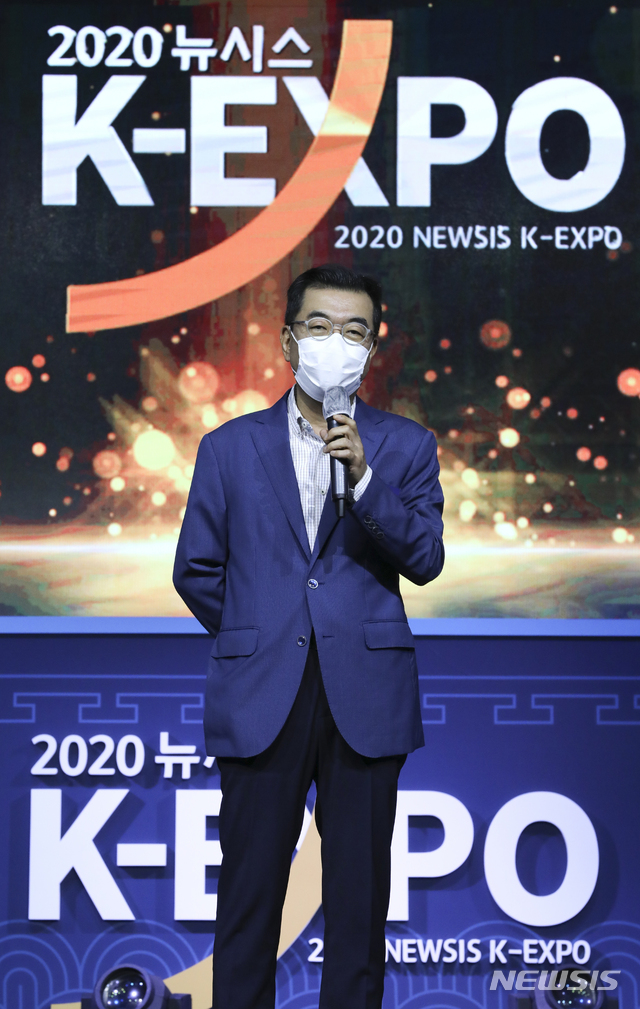 [서울=뉴시스] 최진석 기자 = 국내 최대 민영뉴스통신사 뉴시스 주최 '2020 뉴시스 K-EXPO'가 열린 26일 오후 서울 중구 신라호텔에서 이종원 LG생활건강 부문장이 한류기업대상 산업통상자원부장관상을 받은 뒤 소감을 밝히고 있다. 2020.08.26.  myjs@newsis.com