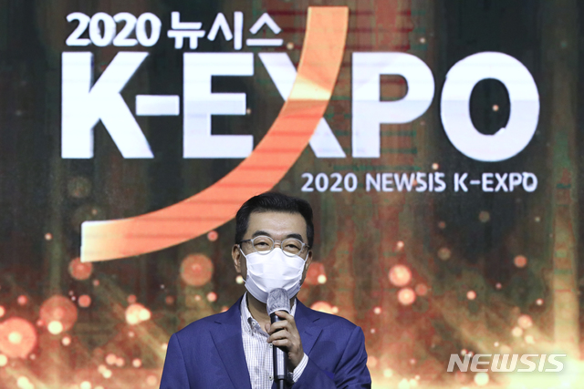 [서울=뉴시스] 최진석 기자 = 국내 최대 민영뉴스통신사 뉴시스 주최 '2020 뉴시스 K-EXPO'가 열린 26일 오후 서울 중구 신라호텔에서 이종원 LG생활건강 부문장이 한류기업대상 산업통상자원부장관상을 받은 뒤 소감을 밝히고 있다. 2020.08.26.myjs@newsis.com