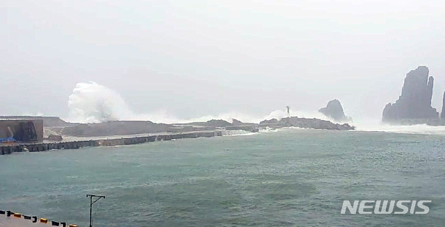 [신안=뉴시스] 변재훈 기자 = 제8호 태풍 '바비'가 북상하고 있는 26일 전남 신안군 흑산면 가거도 인근 해상에 파도가 거세게 몰아치고 있다. (사진=목포해경 제공) 2020.08.26.&nbsp; photo@newsis.com