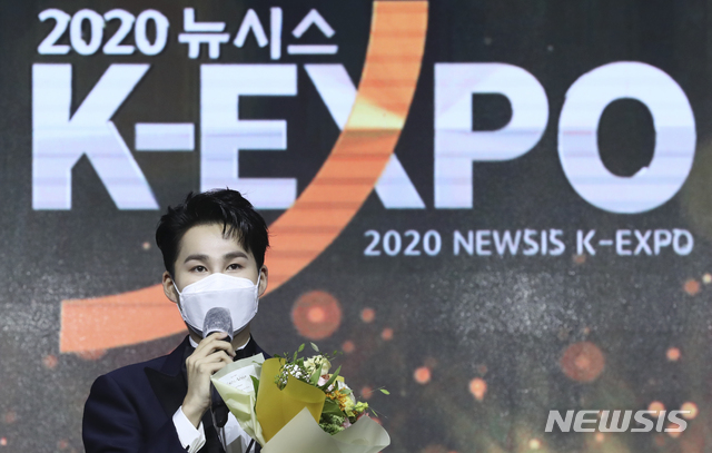 [서울=뉴시스] 최진석 기자 = 국내 최대 민영뉴스통신사 뉴시스 주최 '2020 뉴시스 K-EXPO'가 열린 26일 오후 서울 중구 신라호텔에서 가수 김희재가 한류문화대상 차세대 한류스타상을 받은 뒤 소감을 밝히고 있다. 2020.08.26. myjs@newsis.com