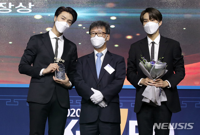 [서울=뉴시스] 박미소 기자 = 국내 최대 민영뉴스통신사 뉴시스 주최 '2020 뉴시스 K-EXPO'가 열린 26일 오후 서울 중구 신라호텔에서 김형기 뉴시스 대표이사가 가수 NCT 127에 국회문화체육관광부장관상을 수여한 후 기념촬영을 하고 있다.2020.08.26. misocamera@newsis.com