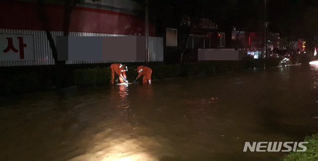 [순천=뉴시스] 변재훈 기자 = 제8호 태풍 '바비'가 북상한 지난 26일 오후 전남 순천시 가곡동 4차선 도로에 빗물이 역류해 소방당국이 배수 작업을 했다. (사진=전남소방 제공) 2020.08.26. photo@newsis.com