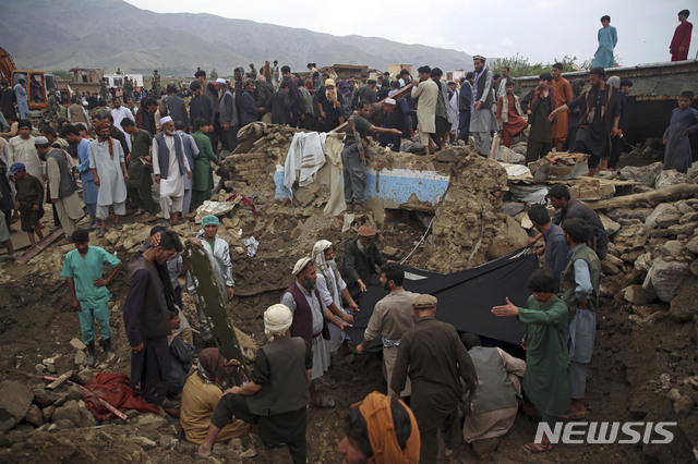 [파르완주(아프가니스탄 북부)=AP/뉴시스]아프가니스탄 카불 북부 파르완주에서 26일 폭우로 발생한 산사태 현장에서 주민들이 진흙 속에 매몰된 희생자를 찾고 있다. 아프간 북부와 동부 지역에 많은 비가 내리면서 폭우로 최소 100명이 숨지고 수십명이 다쳤다고 아프가니스탄 관리들이 26일 밝혔다. 2020.8.27