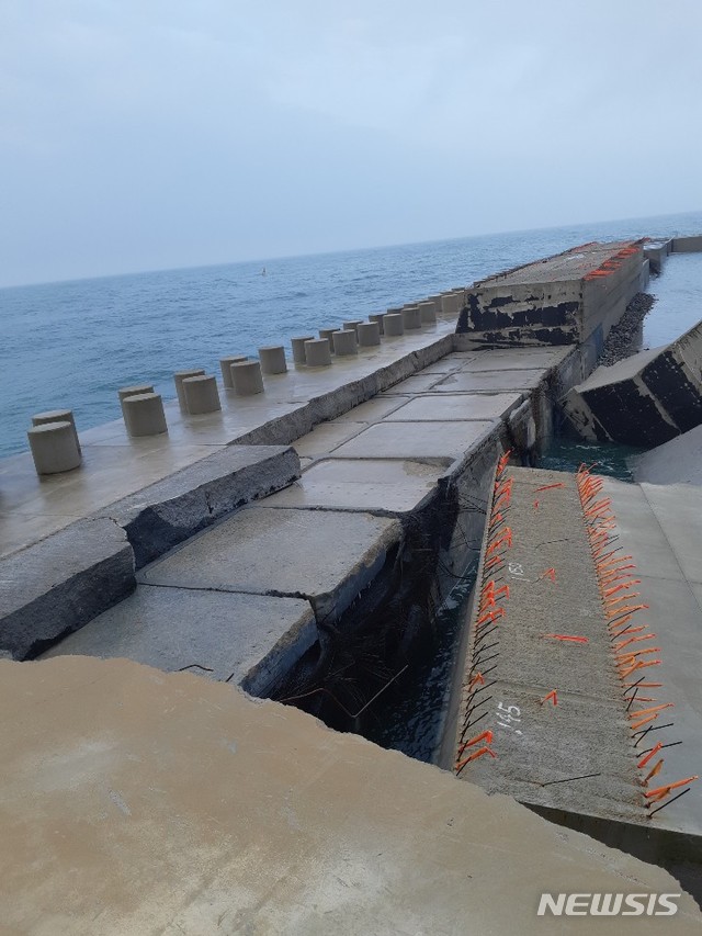 [목포=뉴시스] 신안군 가거도 방파제 유실. (사진=신안군 제공) 2020.08.27. photo@newsis.com