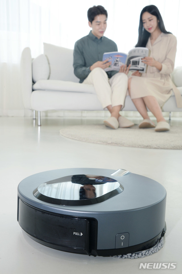 [서울=뉴시스] LG전자가 27일 물걸레 전용 로봇청소기 ‘LG 코드제로 M9 씽큐’를 출시했다. 신제품은 기존 로봇청소기와 달리 주행용 바퀴 대신 2개의 물걸레가 회전하며 바닥을 청소하며 이동한다. (제공=LG전자)