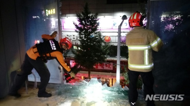 [인천=뉴시스] 정일형 기자=인천 미추홀구 용현동 유리창 안전조치. (사진은 인천 소방본부 제공)