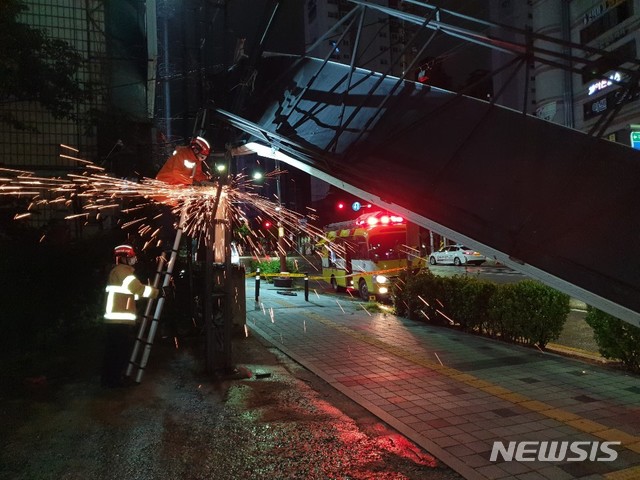 [인천=뉴시스] 정일형 기자=서구 가좌동 간판 안전조치.(사진은 인천소방본부 제공)