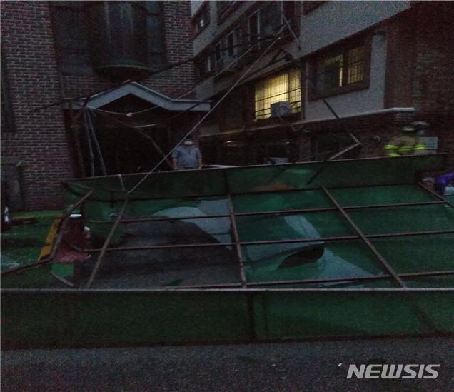 [안양=뉴시스] 27일 오전 5시 37분께 안양시 동안구 호계동 한 빌라 옥상에서 차광 유리구조물이 낙하해 차량 2대가 파손됐다. 다행히 인명피해는 없었다. 