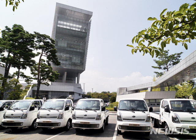 [세종=뉴시스] 한국동서발전이 추가 구입한 전기화물차 6대의 모습. (사진=한국동서발전 제공). photo@newsis.com