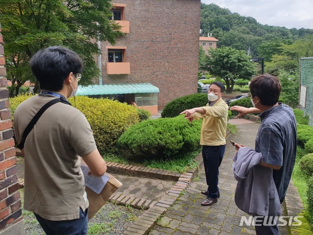 [수원=뉴시스] 이병희 기자 = 김기세 경기도 자치행정 국장과 총무과 소속 공무원들이 27일 오후 안성시 원곡면 한국표준협회 인재개발원에서 생활치료센터 개소 준비를 하고 있다. 2020.08.27. iambh@newsis.com