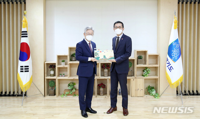 [수원=뉴시스] 이재명 경기도지사가 27일 에릭 테오(Eric Teo) 주한 싱가포르 대사에게 건강을 기원하는 '장생문도 도판'을 선물했다. (사진=경기도 제공)
