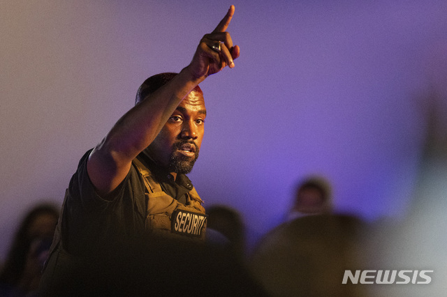 [노스찰스턴=AP/뉴시스] 이국 애리조나주와 버지니아주의 법원은 4일(현지시간) 유명 래퍼 카녜이 웨스트(43)는 공화당원으로 공식 등록된 상태라며 무소속 후보로 대선에 출마할 수 없다고 판결했다. 사진은 지난 7월 웨스트버니지아 노스찰스턴에서 유세 연설 중인 웨스트의 모습. 2020.9.4.