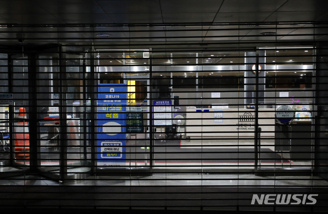 [서울=뉴시스]배훈식 기자 = 출입기자의 신종 코로나바이러스 감염증(코로나19) 확진으로 국회가 폐쇄된 27일 오전 서울 여의도 국회의사당 출입구가 봉쇄돼 있다. 2020.08.27.&nbsp; dahora83@newsis.com