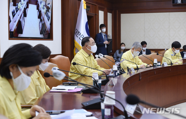 [서울=뉴시스] 김명원 기자 = 홍남기 경제부총리 겸 기획재정부 장관이 27일 오전 서울 종로구 정부서울청사에서 열린 제15차 비상경제 중앙대책본부 회의 겸 제33차 경제관계장관회의에 참석해 발언을 하고 있다. 2020.08.27.   photo@newsis.com