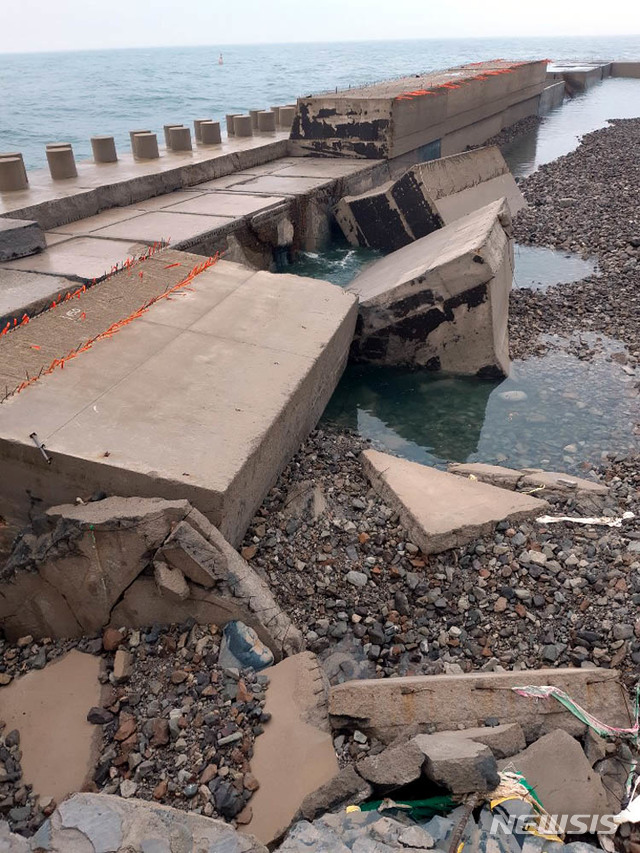 [목포=뉴시스] 박상수 기자 = 제8호 태풍 '바비'의 직접적인 영향권에 들어갔던 전남 신안군 가거도 방파제 일부가 27일 파손돼 있다. (사진=신안군 제공) 2020.08.27. photo@newsis.com