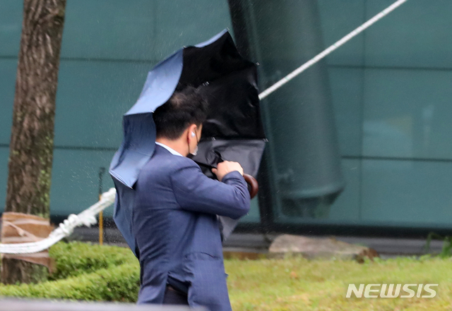 [서울=뉴시스]배훈식 기자 = 제8호 태풍 바비(BAVI)의 영향으로강한 비바람이 분 27일 오전 서울 영등포구 여의도 공원 인근에서 출근하던 한 시민이 강한 바람을 맞으며 발걸음을 옮기고 있다. 2020.08.27.&nbsp; dahora83@newsis.com