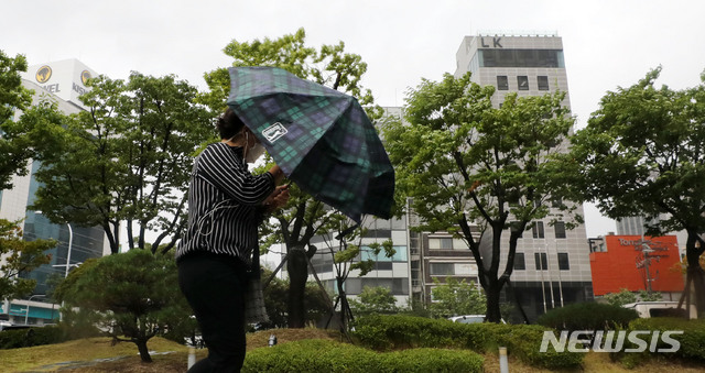 [서울=뉴시스] 박주성 기자 = 제8호 태풍 '바비'로 서울에 강풍주의보가 내려진 가운데 27일 오전 서울 중구 충무로에서 시민들이 비바람을 맞으며 출근길을 재촉하고 있다. 2020.08.27.&nbsp; park7691@newsis.com
