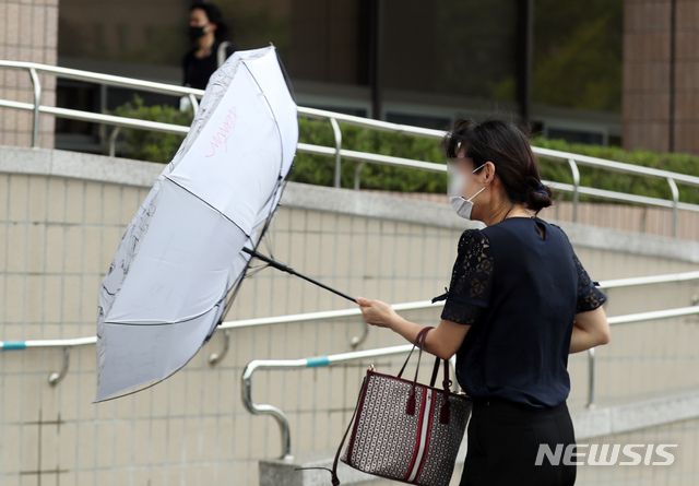 [과천=뉴시스] 고승민 기자 = 태풍 '바비'의 영향으로 비와 세찬 바람이 부는 날씨를 보인 27일 과천 법무부 청사에서 출근하던 한 직원의 우산이 바람에 뒤집어지고 있다. 2020.08.27.kkssmm99@newsis.com