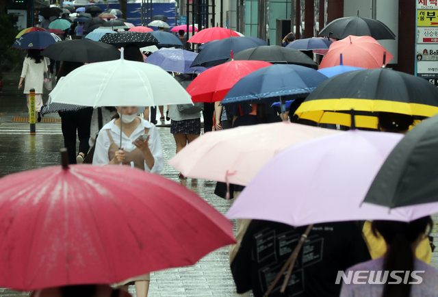 [서울=뉴시스] 이윤청 기자 = 수도권, 인천 등 중부지방이 태풍 바비의 영향을 받고 있는 27일 서울 강남구 강남역 인근에서 시민들이 우산을 쓰고 출근하고 있다. 2020.08.27. radiohead@newsis.com