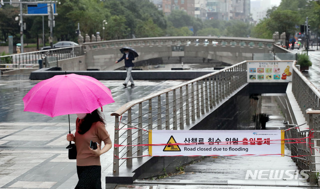 [서울=뉴시스]김병문 기자 = 제8호 태풍 '바비'가 우리나라를 지나 북한 지역으로 북상 중인 27일 오전 서울 종로구 청계천 산책로가 침수 위험으로 출입이 통제돼 있다. 2020.08.27. dadazon@newsis.com