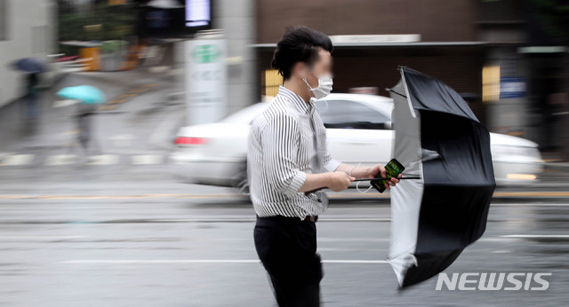 [서울=뉴시스]김병문 기자 = 태풍 '바비'가 우리나라를 지나 북한 지역으로 북상했던 지난해 8월27일 오전 서울 시내에서 출근길 시민이 우산으로 바람과 비를 막고 있다. 2020.08.27. dadazon@newsis.com
