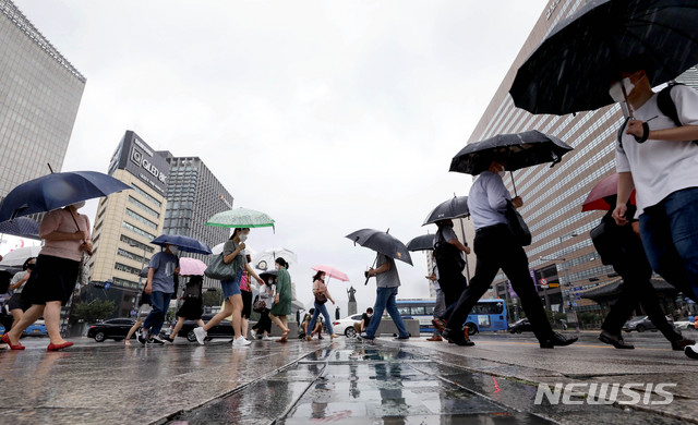 [서울=뉴시스]김병문 기자 = 제8호 태풍 '바비'가 우리나라를 지나 북한 지역으로 북상 중인 27일 오전 서울 종로구 광화문네거리에서 출근길 시민들이 우산을 쓰고 있다. 2020.08.27.&nbsp; dadazon@newsis.com