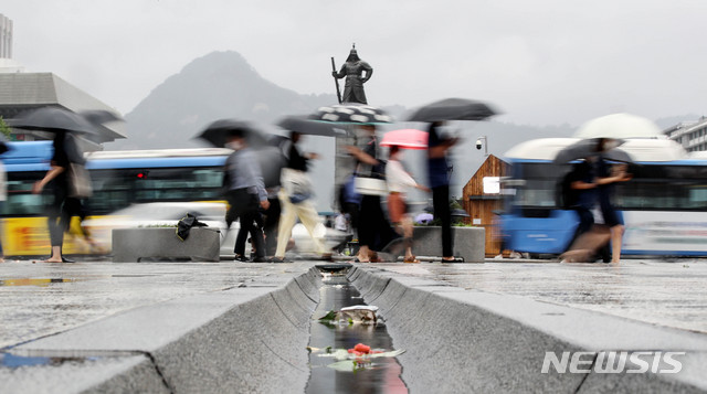 [서울=뉴시스]김병문 기자 = 제8호 태풍 '바비'가 우리나라를 지나 북한 지역으로 북상 중인 27일 오전 서울 종로구 광화문네거리에서 출근길 시민들이 우산을 쓰고 있다. 2020.08.27. dadazon@newsis.com