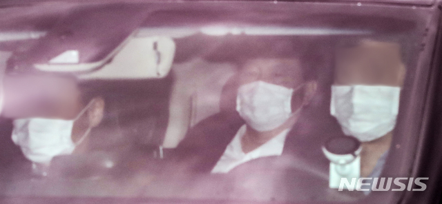 [서울=뉴시스] 조수정 기자 = 윤석열 검찰총장이 27일 오전 차량을 타고 서울 서초동 대검찰청으로 출근하고 있다. 2020.08.27.&nbsp; chocrystal@newsis.com