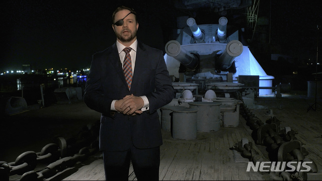 [AP/뉴시스]아프가니스탄 참전 용사 출신인 공화당 댄 크렌쇼 하원의원이 26일(현지시간) 전당대회 셋째 날 행사에 연사로 등장해 발언하고 있다. 2020.08.27.