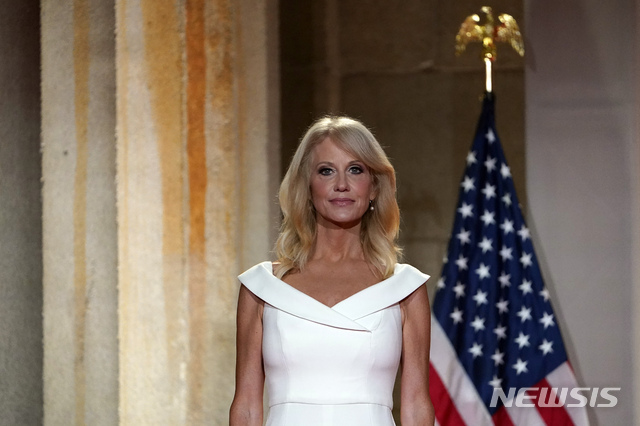 [워싱턴=AP/뉴시스] 미국 공화당 전당대회 셋째날인 8월26일(현지시간) 켈리앤 콘웨이 당시 백악관 선임고문이 도널드 트럼프 대통령 지지연설을 하기 위해 무대 중앙으로 걸어나오고 있다. 2020.10.03. 