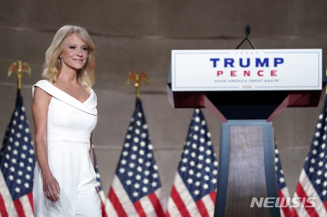 [워싱턴=AP/뉴시스] 이달 말 사임을 앞둔 켈리앤 콘웨이 백악관 선임고문이 공화당 전당대회 셋째날인 26일(현지시간) 연설에 나선 모습. 2020.08.27. 
