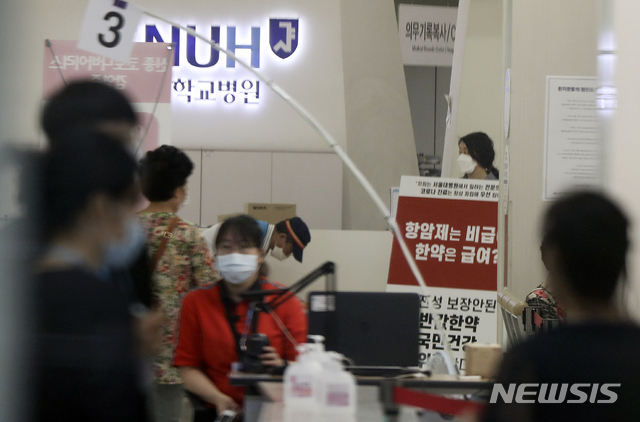 [서울=뉴시스] 최진석 기자 = 지난 27일 오전 서울 종로구 서울대학교병원에서 한 전문의가 의과대학 정원확대 등 정부의 의료정책을 반대하는 손팻말을 들고 있다. 2020.08.27. myjs@newsis.com