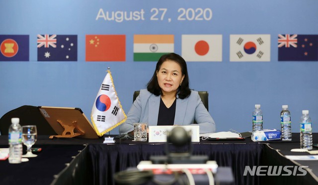 [서울=뉴시스]유명희 산업통상자원부 통상교섭본부장이 27일 오전 서울 중구 롯데호텔에서 열린 제8차 RCEP 장관 영상회의에 참석해 인사말을 하고 있다. (사진=산업통상자원부 제공) 2020.08.27.  photo@newsis.com