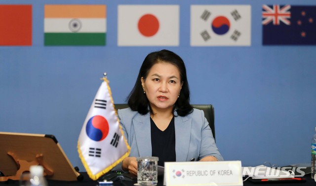 [서울=뉴시스]유명희 산업통상자원부 통상교섭본부장이 27일 오전 서울 중구 롯데호텔에서 열린 제8차 RCEP 장관 영상회의에 참석해 인사말을 하고 있다. (사진=산업통상자원부 제공) 2020.08.27.  photo@newsis.com