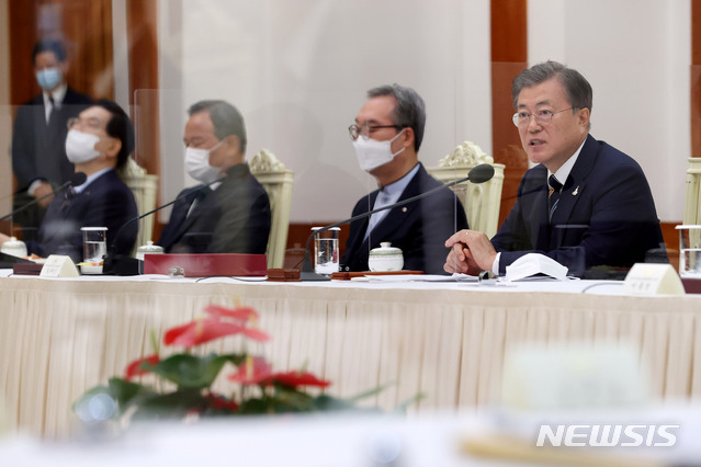 [서울=뉴시스]추상철 기자 =문재인 대통령이 27일 오전 청와대 본관에서 열린 한국 교회 지도자 초청 간담회에 참석하고 있다. 2020.08.27.&nbsp; scchoo@newsis.com